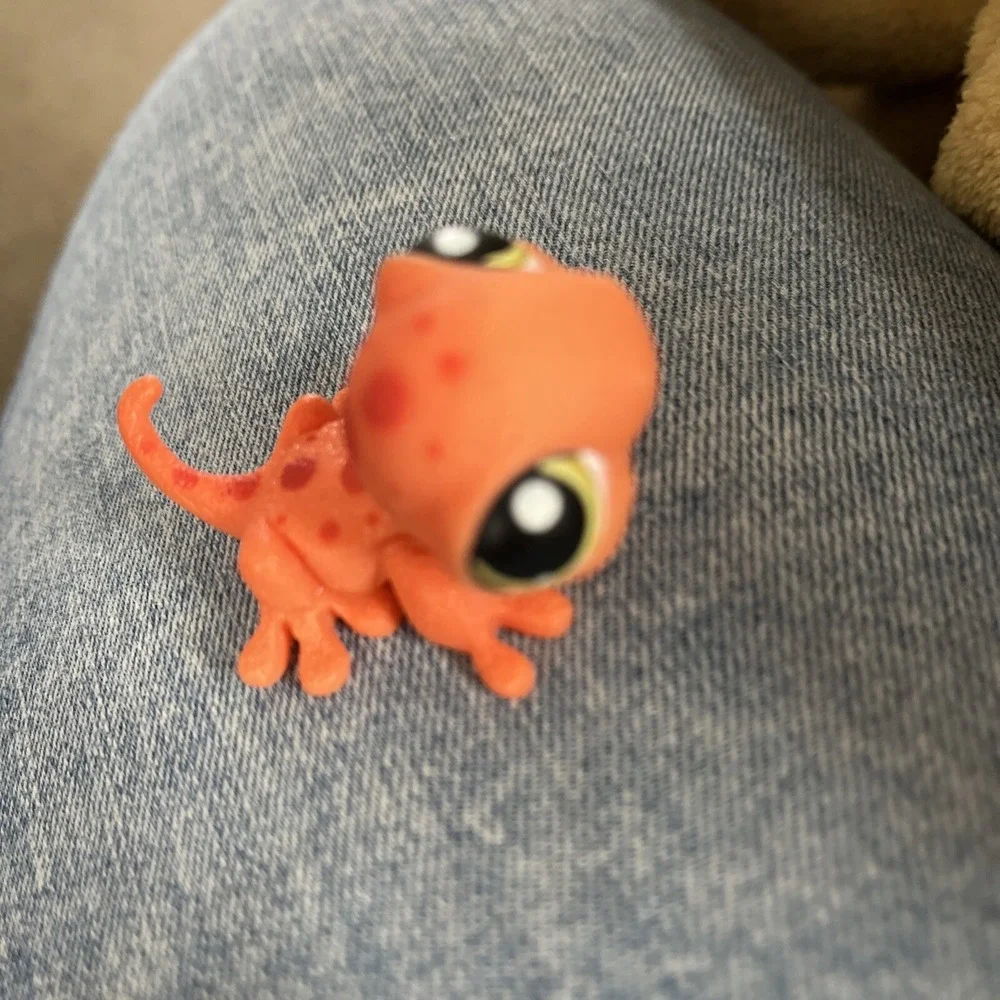 Hasbro Littlest Pet Shop #326: Authentic Textured Orange and Red Gecko Lizard